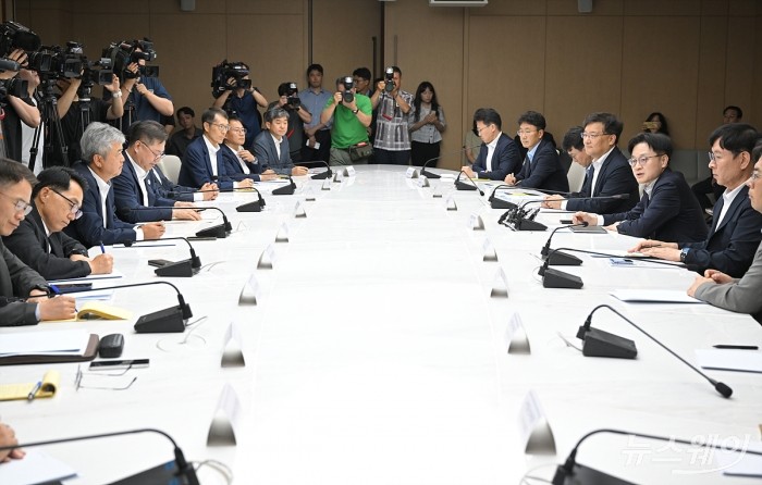 김정관 산업통상자원부 장관이 4일 오전 서울 중구 대한상공회의소 EC룸에서 열린 대미 통상 전략 라운드테이블에서 발언하고 있다. 사진=이수길 기자 Leo2004@newsway.co.kr