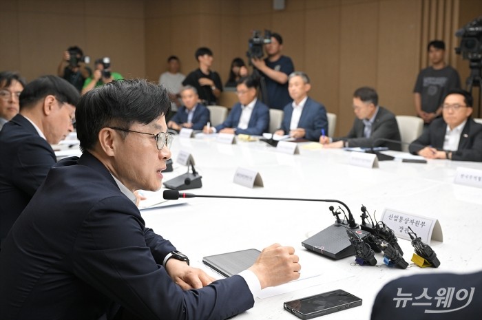 김정관 산업통상자원부 장관이 4일 오전 서울 중구 대한상공회의소 EC룸에서 열린 대미 통상 전략 라운드테이블에서 발언하고 있다. 사진=이수길 기자 Leo2004@newsway.co.kr