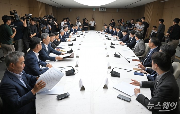김정관 산업통상자원부 장관이 4일 오전 서울 중구 대한상공회의소 EC룸에서 열린 대미 통상 전략 라운드테이블에서 발언하고 있다. 사진=이수길 기자 Leo2004@newsway.co.kr