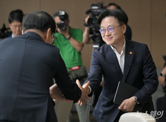 김정관 산업통상자원부 장관이 4일 오전 서울 중구 대한상공회의소 EC룸에서 열린 대미 통상 전략 라운드테이블에서 참석자와 인사하고 있다. 사진=이수길 기자 Leo2004@newsway.co.kr