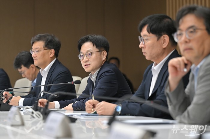 김정관 산업통상자원부 장관이 4일 오전 서울 중구 대한상공회의소 EC룸에서 열린 대미 통상 전략 라운드테이블에서 발언하고 있다. 사진=이수길 기자 Leo2004@newsway.co.kr