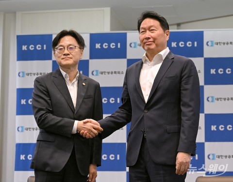 악수 나누는 김정관 산업통상자원부장관과 최태원 대한상의 회장