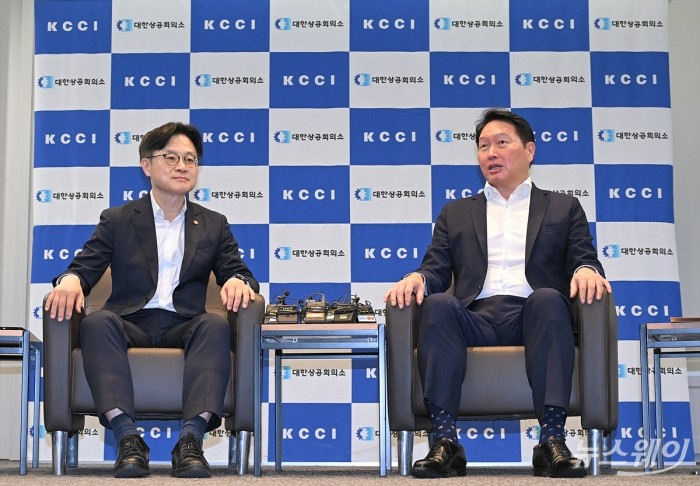 최태원 대한상공회의소 회장이 4일 오후 서울 중구 대한상의를 방문한 김정관 산업통상자원부 장관과 면담에서 발언하고 있다. 사진=이수길 기자 Leo2004@newsway.co.kr