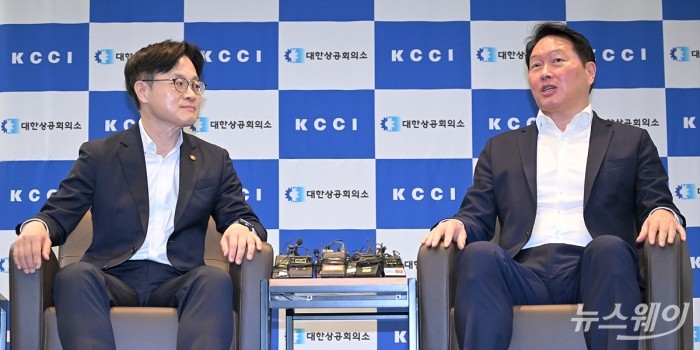 최태원 대한상공회의소 회장이 4일 오후 서울 중구 대한상의를 방문한 김정관 산업통상자원부 장관과 면담에서 발언하고 있다. 사진=이수길 기자 Leo2004@newsway.co.kr
