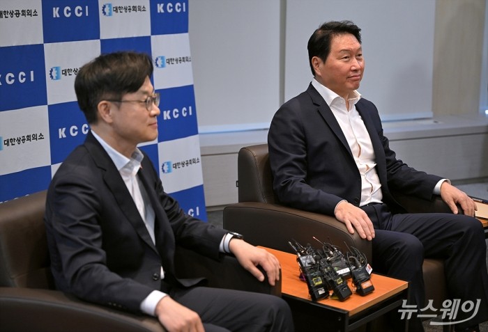 김정관 산업통상자원부 장관이 4일 서울 중구 대한상공회의소를 방문해 최태원 대한상공회의소 회장과 면담하고있다. 사진=이수길 기자 Leo2004@newsway.co.kr