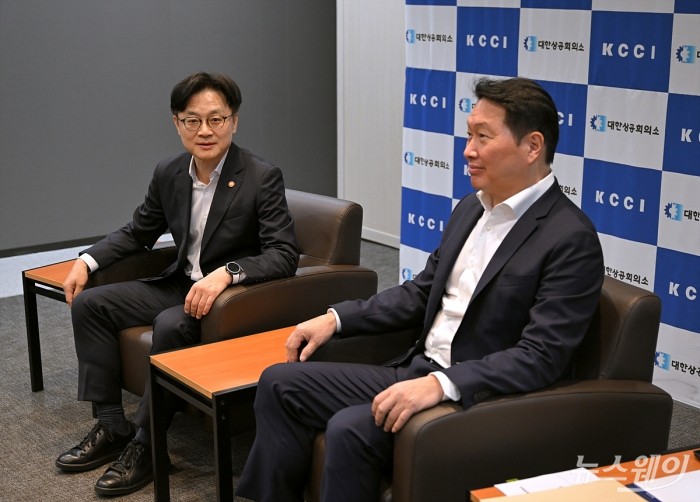 김정관 산업통상자원부 장관이 4일 서울 중구 대한상공회의소를 방문해 최태원 대한상공회의소 회장과 면담하고 있다. 사진=이수길 기자 Leo2004@newsway.co.kr