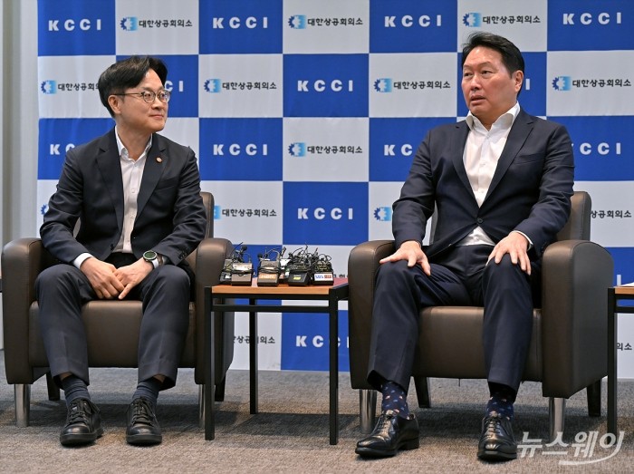 최태원 대한상공회의소 회장이 4일 오후 서울 중구 대한상의를 방문한 김정관 산업통상자원부 장관과 면담에서 발언하고 있다. 사진=이수길 기자 Leo2004@newsway.co.kr