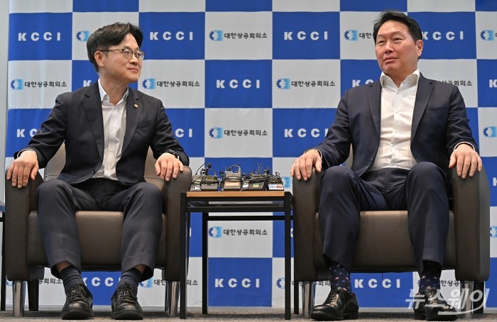 김정관 산업통상자원부 장관이 4일 서울 중구 대한상공회의소를 방문해 최태원 대한상공회의소 회장과 면담하고 있다. 사진=이수길 기자 Leo2004@newsway.co.kr
