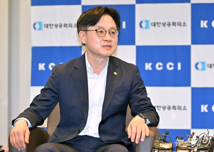 김정관 산업통상자원부 장관이 4일 서울 중구 대한상공회의소를 방문해 최태원 대한상공회의소 회장과의 면담에서 발언하고 있다. 사진=이수길 기자 Leo2004@newsway.co.kr