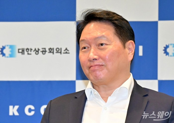 김정관 산업통상자원부 장관이 4일 서울 중구 대한상공회의소를 방문해 최태원 대한상공회의소 회장과 면담하고 있다. 사진=이수길 기자 Leo2004@newsway.co.kr