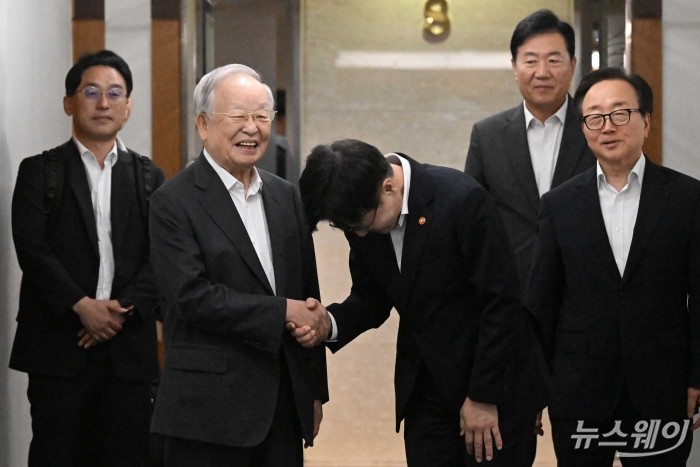 (앞 줄 오른쪽 두 번째)김정관 산업통상자원부 장관이 4일 오후 서울 마포구 한국경영자총협회를 찾아 손경식 한국경영자총협회 회장과 면담을 하기 앞서 허리 숙여 악수를 하고 있다. 사진=강민석 기자 kms@newsway.co.kr