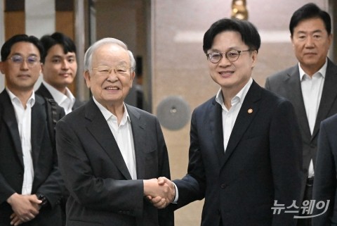 악수 나누는 김정관 산업부 장관·손경식 경총 회장