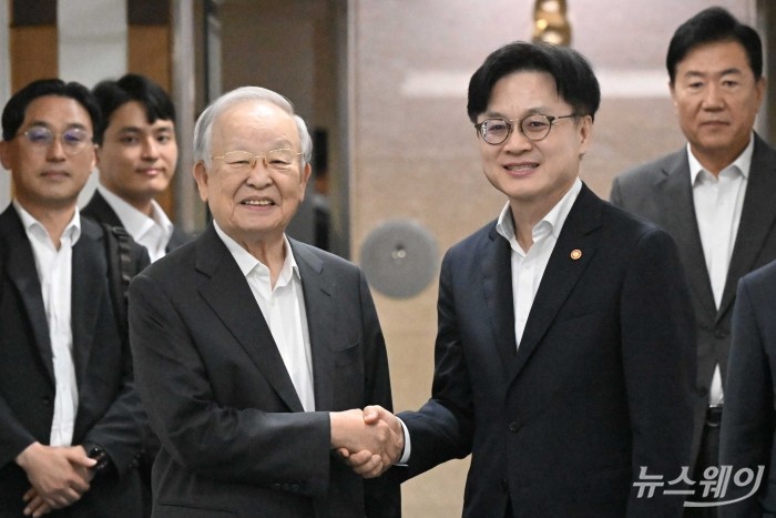 악수 나누는 김정관 산업부 장관·손경식 경총 회장