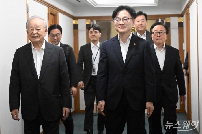 (앞 오른쪽)김정관 산업통상자원부 장관이 4일 오후 서울 마포구 한국경영자총협회를 찾아 (앞 왼쪽)손경식 한국경영자총협회 회장과 면담을 하기 위해 면담장으로 향하고 있다. 사진=강민석 기자 kms@newsway.co.kr