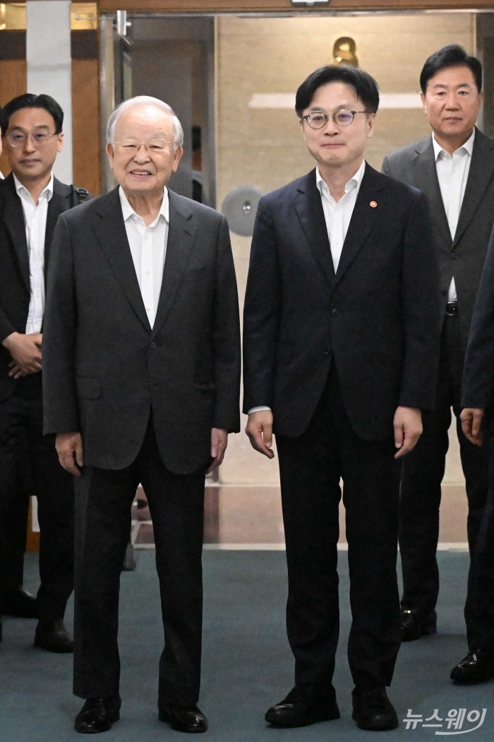 (오른쪽)김정관 산업통상자원부 장관이 4일 오후 서울 마포구 한국경영자총협회를 찾아 (왼쪽)손경식 한국경영자총협회 회장과 면담을 하기 위해 면담장으로 향하고 있다. 사진=강민석 기자 kms@newsway.co.kr