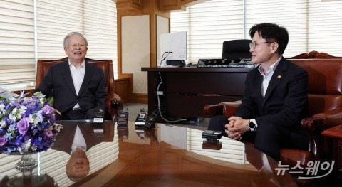 손경식 경총 회장에게 감사 인사 전하는 김정관 산자부 장관