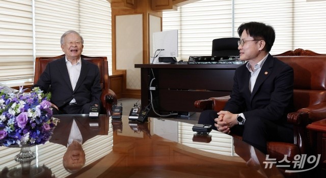 손경식 경총 회장에게 감사 인사 전하는 김정관 산자부 장관