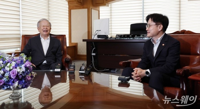 (오른쪽)김정관 산업통상자원부 장관이 4일 오후 서울 마포구 한국경영자총협회를 찾아 손경식 한국경영자총협회 회장과 면담을 하고 있다. 사진=강민석 기자 kms@newsway.co.kr