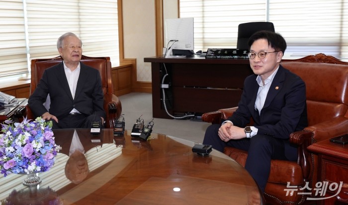 (오른쪽)김정관 산업통상자원부 장관이 4일 오후 서울 마포구 한국경영자총협회를 찾아 손경식 한국경영자총협회 회장과 면담을 하고 있다. 사진=강민석 기자 kms@newsway.co.kr