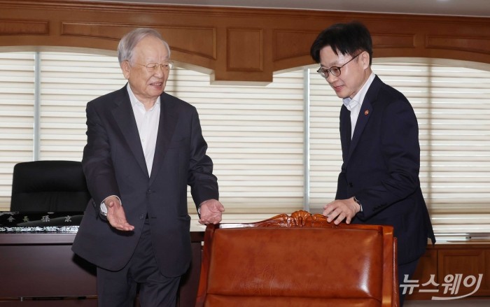 (왼쪽)손경식 한국경영자총협회 회장이 4일 오후 서울 마포구 경총을 내방한 김정관 산업통상자원부 장관과 면담을 하기 위해 자리를 안내하고 있다. 사진=강민석 기자 kms@newsway.co.kr