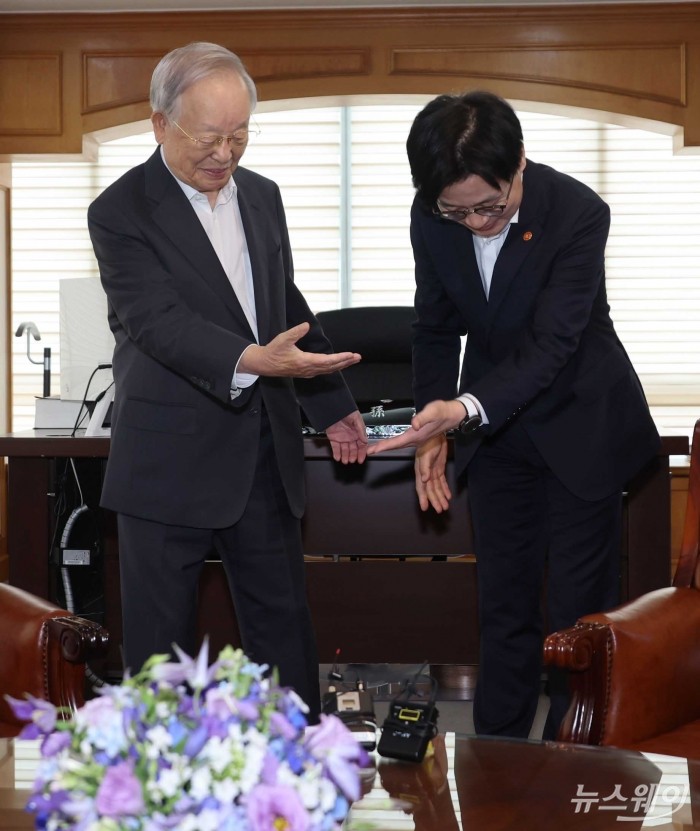 (왼쪽)손경식 한국경영자총협회 회장이 4일 오후 서울 마포구 경총을 내방한 김정관 산업통상자원부 장관과 면담을 하기 위해 자리를 안내하고 있다. 사진=강민석 기자 kms@newsway.co.kr