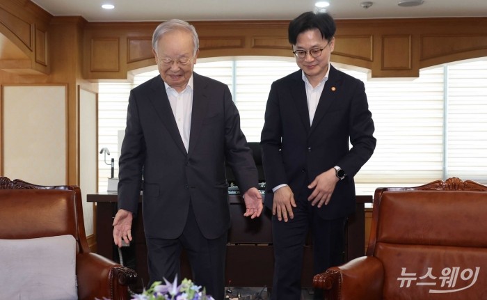 (오른쪽)김정관 산업통상자원부 장관이 4일 오후 서울 마포구 한국경영자총협회를 찾아 손경식 한국경영자총협회 회장과 면담을 하기 위해 자리로 향하고 있다. 사진=강민석 기자 kms@newsway.co.kr