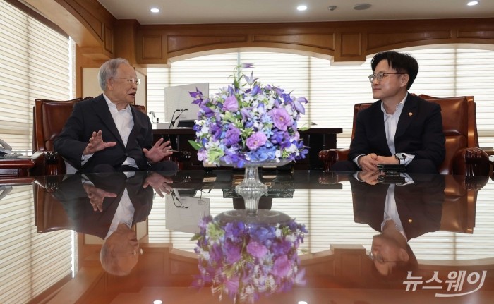 (왼쪽)손경식 한국경영자총협회 회장이 4일 오후 서울 마포구 경총을 내방한 김정관 산업통상자원부 장관과 면담을 하고 있다. 사진=강민석 기자 kms@newsway.co.kr