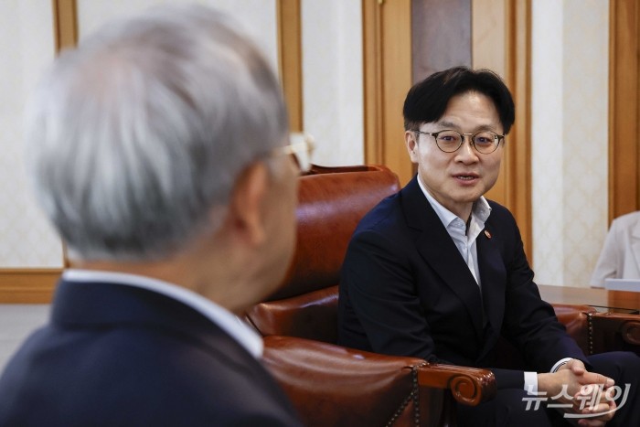 김정관 산업통상자원부 장관이 4일 오후 서울 마포구 한국경영자총협회를 찾아 손경식 한국경영자총협회 회장과 면담을 하고 있다. 사진=강민석 기자 kms@newsway.co.kr