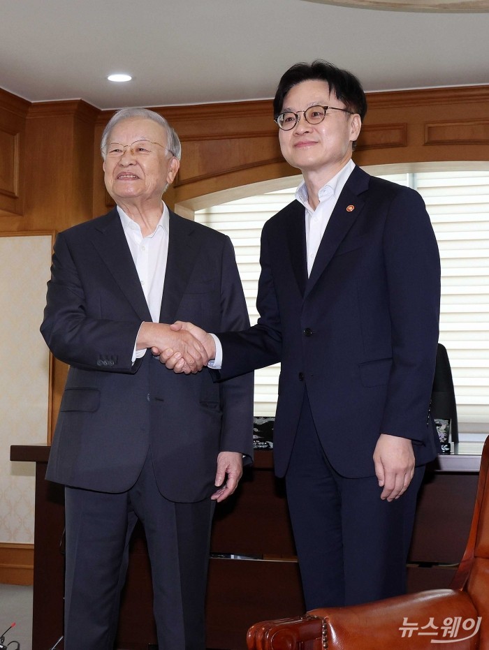 (오른쪽)김정관 산업통상자원부 장관이 4일 오후 서울 마포구 한국경영자총협회를 찾아 손경식 한국경영자총협회 회장과 면담을 하기 앞서 악수를 하고 있다. 사진=강민석 기자 kms@newsway.co.kr