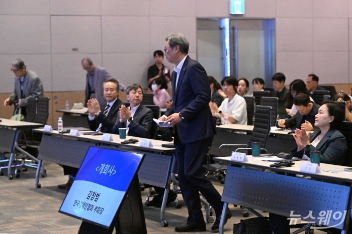 김창범 한국경제인협회 상근부회장이 5일 오전 서울 여의도 FKI타워에서 열린 '한·미 통상 현안 전문가 좌담회:진화하는 한미 경제 동맹:관세를 넘어 기술 및 산업협력으로'에서 개회사를 하기 위해 연단으로 향하고 있다. 사진=강민석 기자 kms@newsway.co.kr