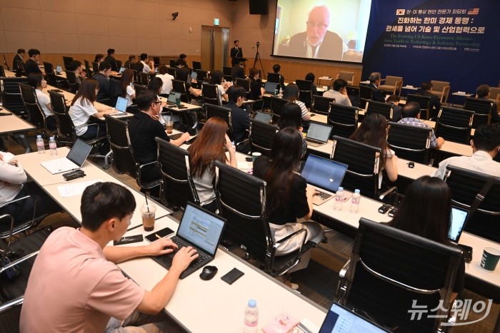 제프리 쇼트 피터슨국제경제연구소 선임 펠로우가 5일 오전 서울 여의도 FKI타워에서 열린 '한·미 통상 현안 전문가 좌담회:진화하는 한미 경제 동맹:관세를 넘어 기술 및 산업협력으로'에서 영상을 통해 기조연설을 하고 있다. 사진=강민석 기자 kms@newsway.co.kr