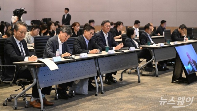 제프리 쇼트 선임 펠로우 기조연설 경청하는 김창범·정철