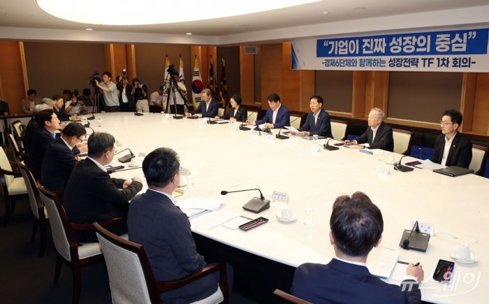 구윤철 기획재정부 부총리가 주재하는 '성장전략 TF 1차 회의'가 5일 오후 서울 중구 대한상공회의소에서 열렸다. 구 부총리가 모두발언을 하고 있다. 사진=이수길 기자 Leo2004@newsway.co.kr