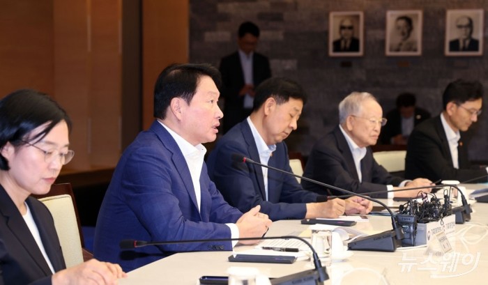 구윤철 기획재정부 부총리가 주재하는 '성장전략 TF 1차 회의'가 5일 오후 서울 중구 대한상공회의소에서 열렸다. 최태원 대한상공회의소 회장이 모두발언을 하고 있다. 사진=이수길 기자 Leo2004@newsway.co.kr