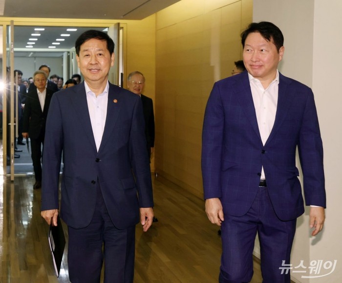 구윤철 기획재정부 부총리가 주재하는 '성장전략 TF 1차 회의'가 5일 오후 서울 중구 대한상공회의소에서 열렸다. 구 부총리와 최태원 상의회장이 회의를 위해 입장하고 있다. 사진=이수길 기자 Leo2004@newsway.co.kr
