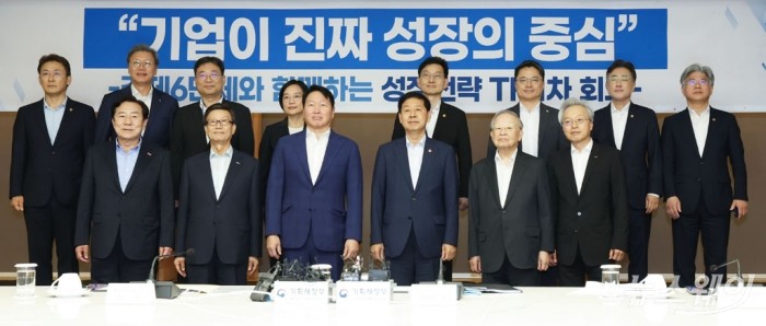 경제부총리 및 경제6단체장이 참석하는 성장전략TF1차회의가 5일 서울 중구 대한상의 챔버라운지에서 개최된 가운데 구윤철 경제부총리와 최태원 대한상의회장 등이 기념사진을 찍고 있다. 사진=이수길 기자 Leo2004@newsway.co.kr
