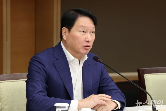 경제부총리 및 경제6단체장이 참석하는 성장전략TF1차회의가 5일 서울 중구 대한상의 챔버라운지에서 개최된 가운데 최태원 대한상의회장이 모두발언을 하고 있다. 사진=이수길 기자 Leo2004@newsway.co.kr