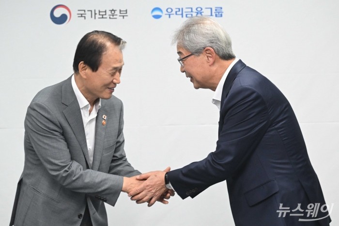 (왼쪽)권오을 국가보훈부 장관과 임종룡 우리금융그룹 회장이 5일 오후 서울 용산구 서울지방보훈청에서 열린 광복80주년 독립유공자 지원 및 보훈문화 확산 업무협약식에서 악수를 하고 있다. 사진=강민석 기자 kms@newsway.co.kr