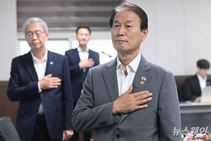 이 5일 오후 서울 용산구 서울지방보훈청에서 열린 광복80주년 독립유공자 지원 및 보훈문화 확산 업무협약식에서 국민의례를 하고 있다. 사진=강민석 기자 kms@newsway.co.kr