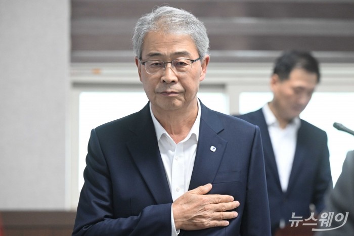 임종룡 우리금융그룹 회장이 5일 오후 서울 용산구 서울지방보훈청에서 열린 광복80주년 독립유공자 지원 및 보훈문화 확산 업무협약식에서 국민의례를 하고 있다. 사진=강민석 기자 kms@newsway.co.kr