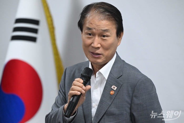 권오을 국가보훈부 장관이 5일 오후 서울 용산구 서울지방보훈청에서 열린 광복80주년 독립유공자 지원 및 보훈문화 확산 업무협약식에서 인사말을 하고 있다. 사진=강민석 기자 kms@newsway.co.kr