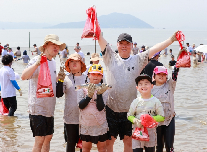 '2024 보성 전어 축제'에서 참가자들이 전어를 잡고 즐거워하고 있다.