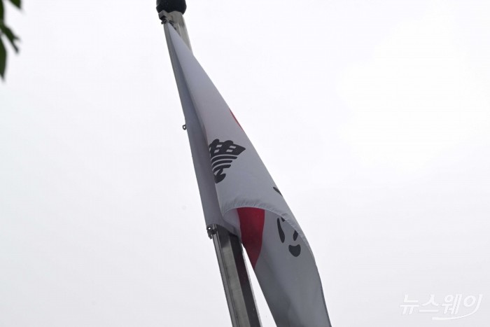 공정거래위원회가 신동원 농심그룹 회장의 지정자료 허위제출 사건에 대해 검찰 고발을 결정한 6일 서울 동작구 농심그룹 본사에 사기가 장맛비에 젖어 있다. 사진=강민석 기자 kms@newsway.co.kr