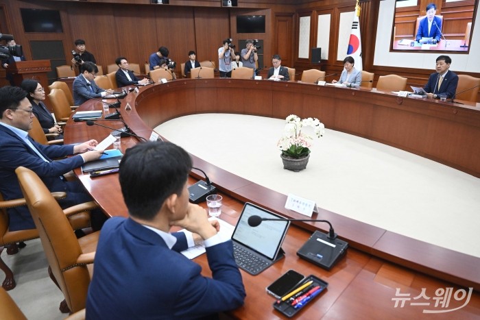 (오른쪽 첫 번째)구윤철 경제부총리 겸 기획재정부 장관이 7일 오전 서울 종로구 정부서울청사에서 열린 경제관계장관회의에서 모두발언을 하고 있다. 사진=강민석 기자 kms@newsway.co.kr
