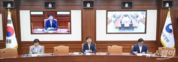(중앙)구윤철 경제부총리 겸 기획재정부 장관이 7일 오전 서울 종로구 정부서울청사에서 열린 경제관계장관회의에서 모두발언을 하고 있다. 사진=강민석 기자 kms@newsway.co.kr