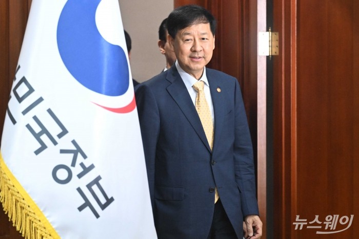 구윤철 경제부총리 겸 기획재정부 장관이 7일 오전 서울 종로구 정부서울청사에서 열린 경제관계장관회의에 참석하기 위해 회의장으로 들어서고 있다. 사진=강민석 기자 kms@newsway.co.kr