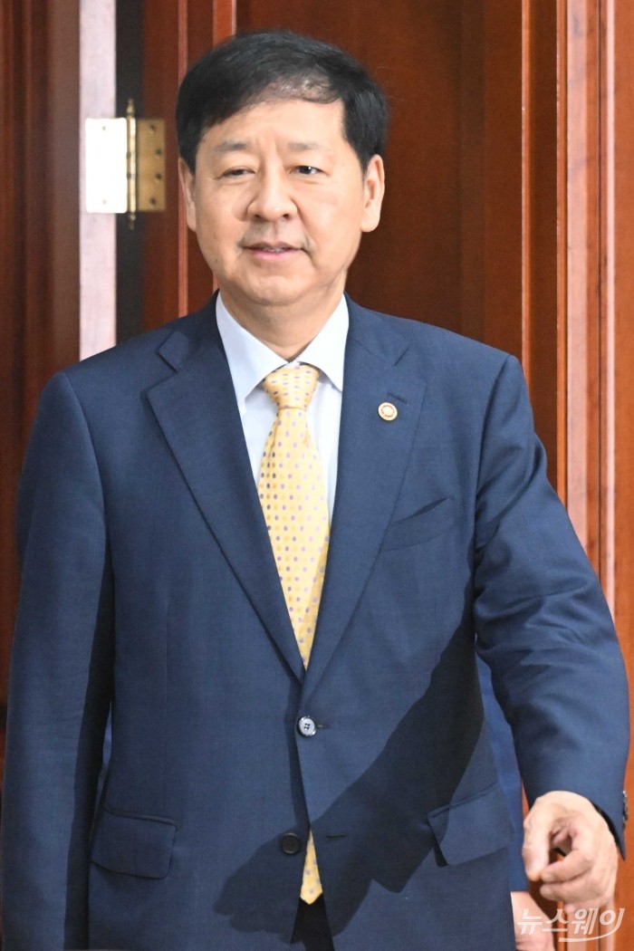 구윤철 경제부총리 겸 기획재정부 장관이 7일 오전 서울 종로구 정부서울청사에서 열린 경제관계장관회의에 참석하기 위해 회의장으로 들어서고 있다. 사진=강민석 기자 kms@newsway.co.kr