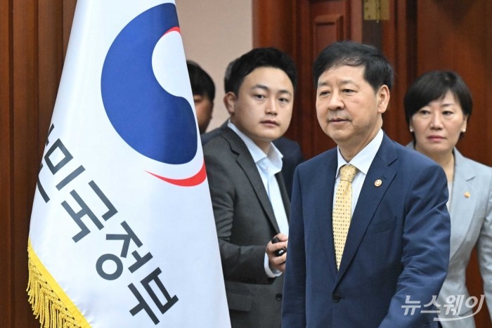 구윤철 경제부총리 겸 기획재정부 장관이 7일 오전 서울 종로구 정부서울청사에서 열린 경제관계장관회의에 참석하기 위해 회의장으로 들어서고 있다. 사진=강민석 기자 kms@newsway.co.kr