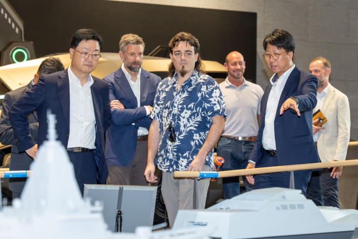 HD현대 글로벌R&D센터를 방문한 팔머 럭키(Palmer Luckey) 안두릴 공동설립자가 HD현대가 개발 중인 무인수상정에 대한 설명을 듣고 있다. 사진=HD현대 제공
