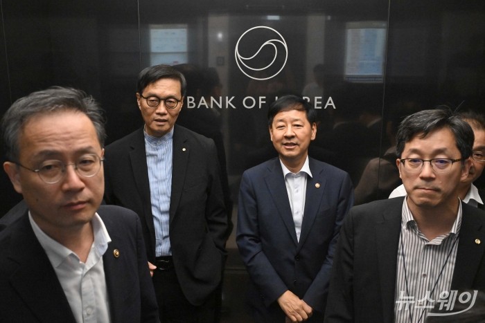 (뒷 줄 오른쪽 두 번째)구윤철 경제부총리 겸 기획재정부 장관이 7일 오전 서울 중구 한국은행을 찾아 (뒷 줄 왼쪽 두 번째)이창용 한은 총재와 면담을 진행하기 위해 승강기에 탑승해 있다. 사진=이수길 기자 Leo2004@newsway.co.kr